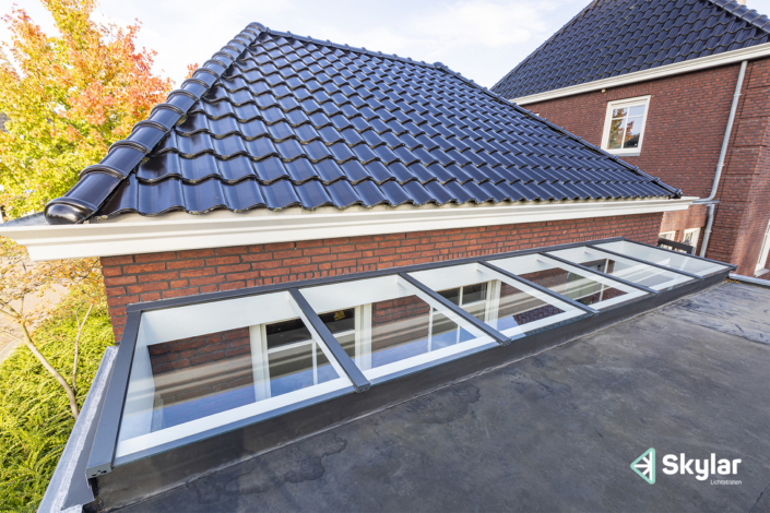 Schilddak Lichtstraat Skylar Tegen Gevel